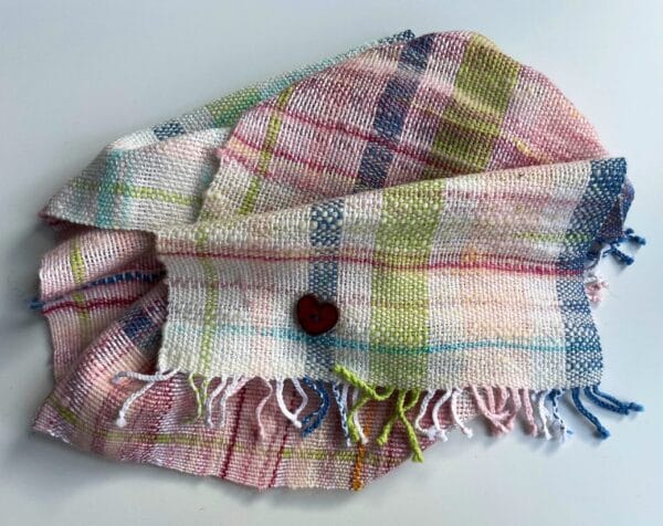 Fijne handgesponnen en handgeweven sjaal. Met alpaca, merino en katoenvezels. Lichtgewicht in zachte pastelkleuren.