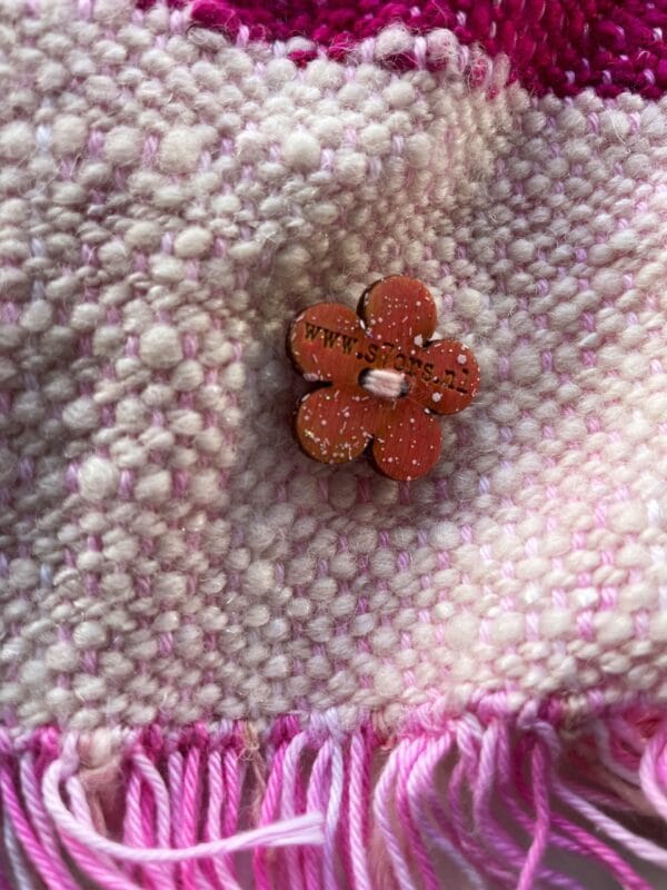 Kleine handgesponnen en handgeweven sjaal in roze en wit. Met alpaca, merinowol en sarizijde op een katoenen ketting.