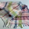 Fijne handgesponnen en handgeweven sjaal. Met alpaca, merino en katoenvezels. Lichtgewicht in zachte pastelkleuren.