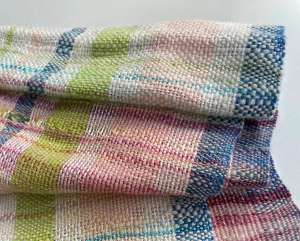 Fijne handgesponnen en handgeweven sjaal. Met alpaca, merino en katoenvezels. Lichtgewicht in zachte pastelkleuren.