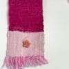 Kleine handgesponnen en handgeweven sjaal in roze en wit. Met alpaca, merinowol en sarizijde op een katoenen ketting.