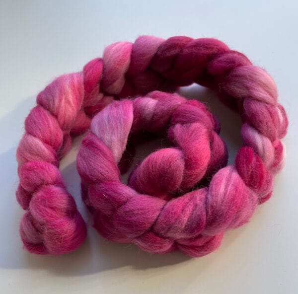 il_fullxfull.4670711610_8lwp.jpg Handgeverfde Duitse Merino lontwol 25 micron in Framboosroze.