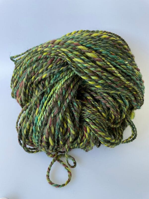 il_fullxfull.4690609239_2omo.jpg Handgesponnen garen van Shetlandwol, fijne merino, bio-nylon en vlas/linnen.