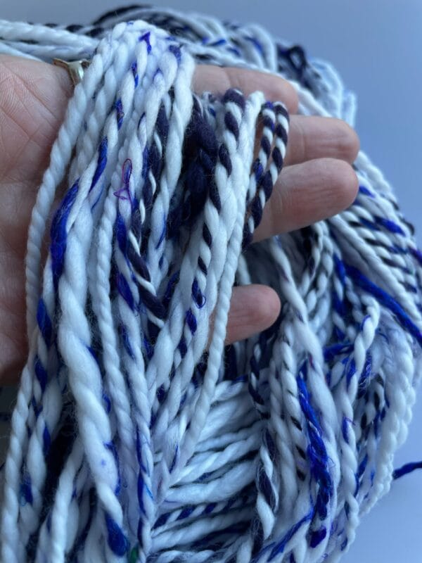 Hand spun yarn, fauxcashmere, bio nylon and sari silk in Delft blue colors.