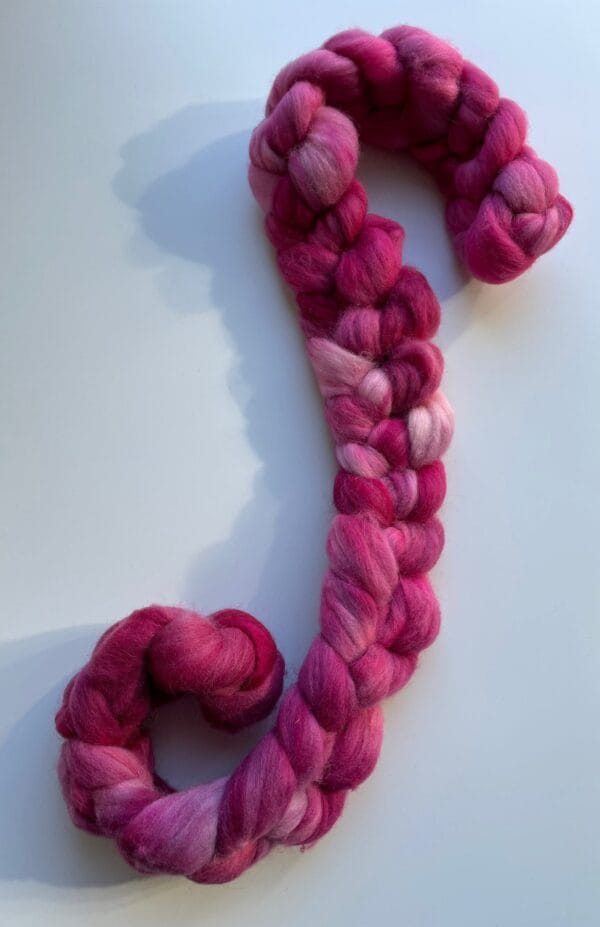 il_fullxfull.4718943811_itkp.Jpg Handgeverfde Duitse Merino lontwol 25 micron in Framboosroze.