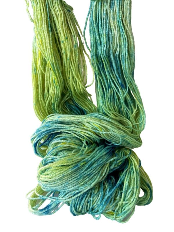Handgeverfd super wash Merino en zijde sokkengaren, lentegroen.