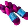 il_fullxfull.5695938818_tc72.jpg Handgeverfd superwash Merino DK gewicht garen. Paars met fluoriserend roze