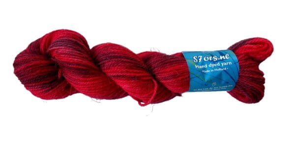 Met de hand geverfd Texels wolgaren in Maroon of Bloedrood.