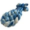 Handgeverfde superwash extra fijne Merino top. Schapenwolkjes. Zacht roving met hemelsblauwe strepen op een witte ondergrond.