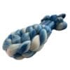 Handgeverfde superwash extra fijne Merino top. Schapenwolkjes. Zacht roving met hemelsblauwe strepen op een witte ondergrond.
