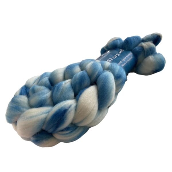 Handgeverfde superwash extra fijne Merino top. Schapenwolkjes. Zacht roving met hemelsblauwe strepen op een witte ondergrond.