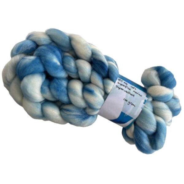 Handgeverfde superwash extra fijne Merino top. Schapenwolkjes. Zacht roving met hemelsblauwe strepen op een witte ondergrond.