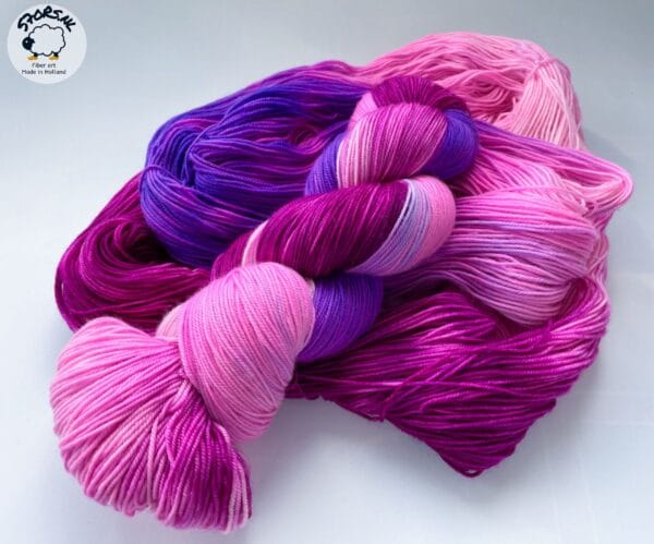Handgeverfd superwash Merino en bio-nylon sokkengaren "Electric Berries".