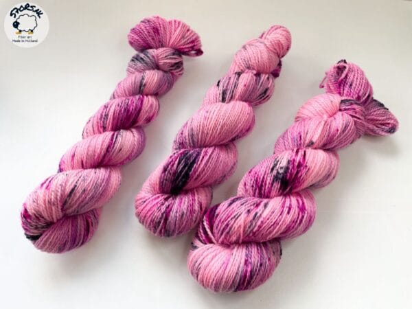 il_fullxfull.5949767718_gn43.jpg Hand dyed superwash Merino and bio nylon sock weight yarn. ‘Flamengo’.