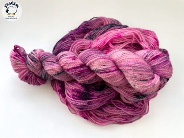 il_fullxfull.5949768124_1lpw.jpg Hand dyed superwash Merino and bio nylon sock weight yarn. ‘Flamengo’.