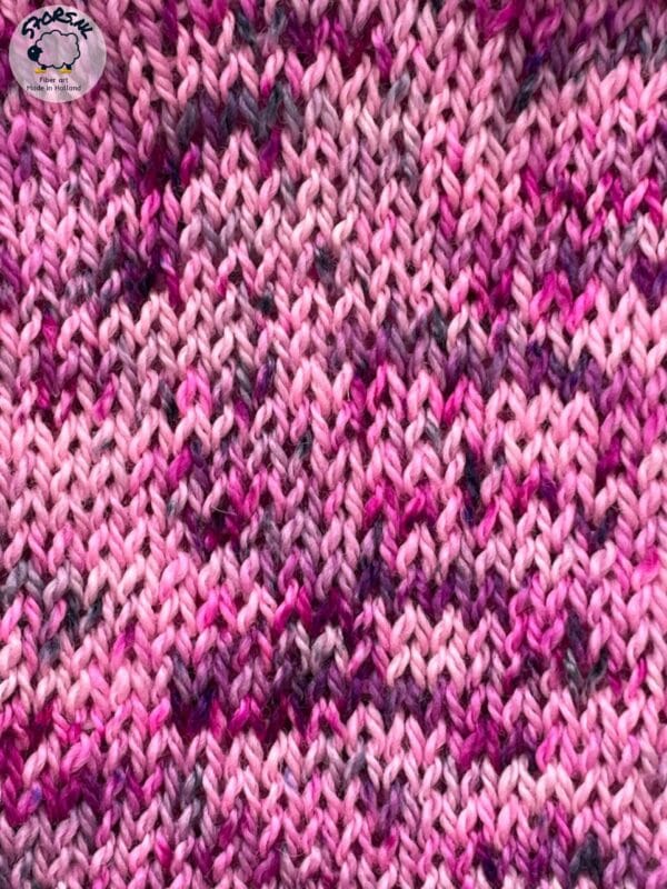 il_fullxfull.5949768242_fpaw.jpg Hand dyed superwash Merino and bio nylon sock weight yarn. ‘Flamengo’.