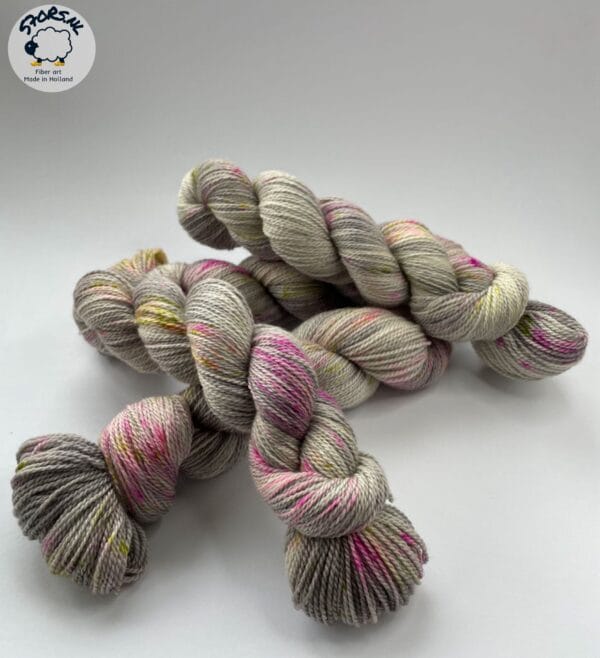 Platinagrijs met roze & chartreuse spikkels, luxe sokkengaren