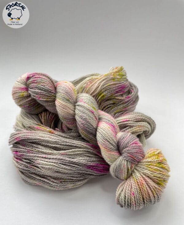 Platinagrijs met roze & chartreuse spikkels, luxe sokkengaren