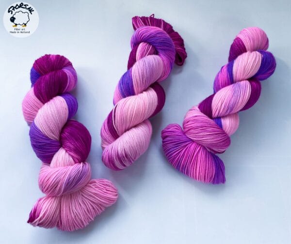 Handgeverfd superwash Merino en bio-nylon sokkengaren "Electric Berries".