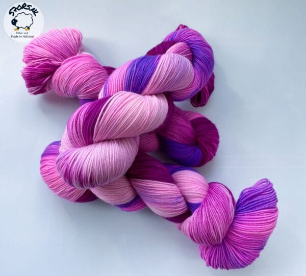 Handgeverfd superwash Merino en bio-nylon sokkengaren "Electric Berries".
