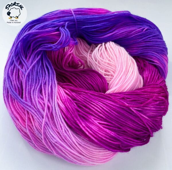 Handgeverfd superwash Merino en bio-nylon sokkengaren "Electric Berries".