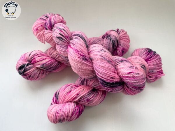il_fullxfull.5997844703_cqse.jpg Hand dyed superwash Merino and bio nylon sock weight yarn. ‘Flamengo’.