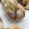 il_fullxfull.5999944169_qajo.Jpg Handgeverfd sokkengaren garen. Superwash Merino, nylon en stellina glitter. Muad'dib'.