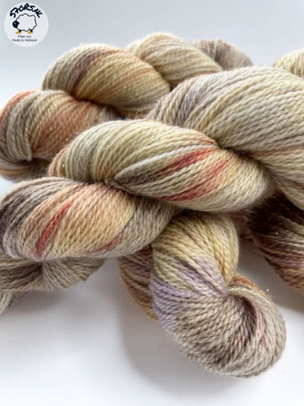 il_fullxfull.5999944227_mv5e.Jpg Handgeverfd sokkengaren garen. Superwash Merino, nylon en stellina glitter. Muad'dib'.