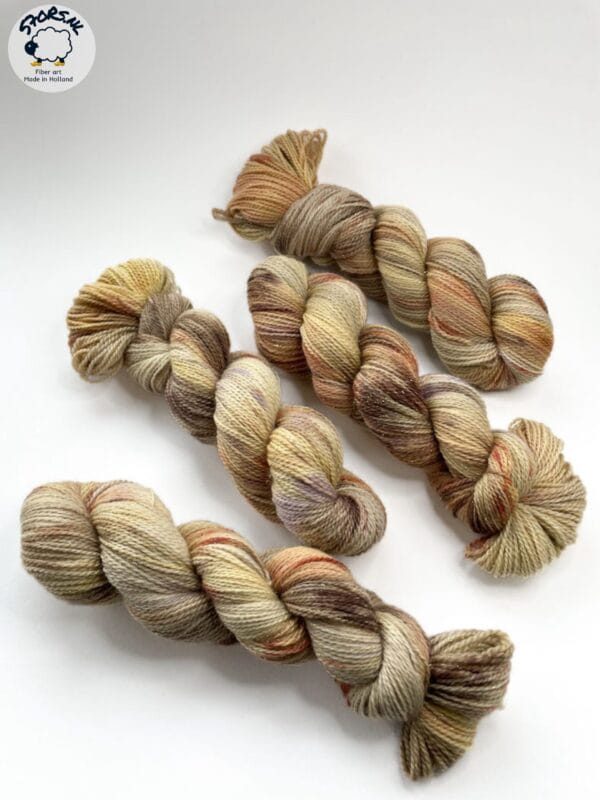 il_fullxfull.5999944301_4zu0.Jpg Handgeverfd sokkengaren garen. Superwash Merino, nylon en stellina glitter. Muad'dib'.