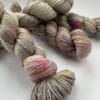 Platinagrijs met roze & chartreuse spikkels, luxe sokkengaren