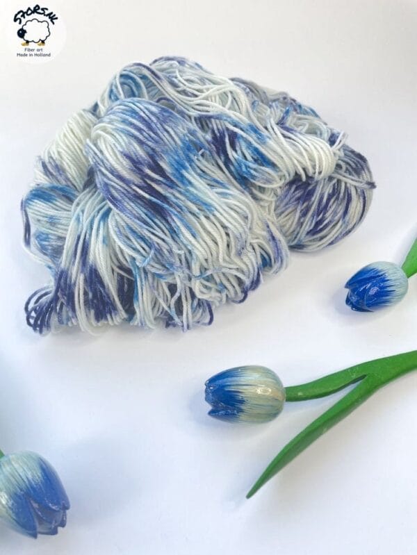 Handgeverfd superwash Merino en nylon garen. Delft