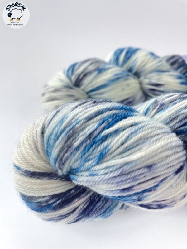 Handgeverfd superwash Merino en nylon garen. Delft