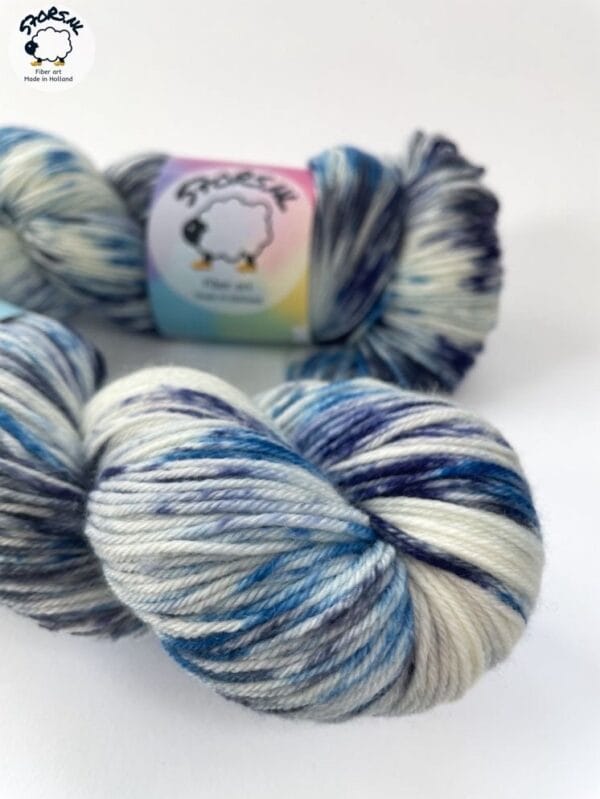 Handgeverfd superwash Merino en nylon garen. Delft