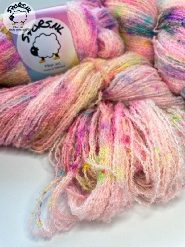 Handgeverfd fijn 4-strengs boucle-effect garen 'Neon speckles'.