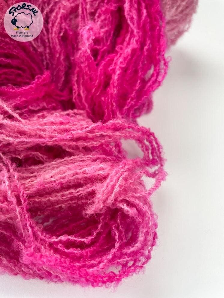 Handgeverfd fijn 4-strengs boucle-effect garen. Superzachte en pluizige 'frambozenbaret'.