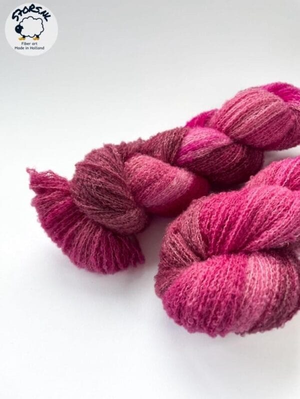 Handgeverfd fijn 4-strengs boucle-effect garen. Superzachte en pluizige 'frambozenbaret'.