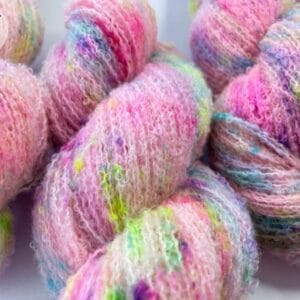 Handgeverfd fijn 4-strengs boucle-effect garen 'Neon speckles'.