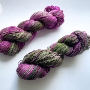 Handgeverfd 'Aubergine salad' Mulberry zijde haakgaren. Dit 100% zijden garen met 'tweed effect' is anders dan alle andere.