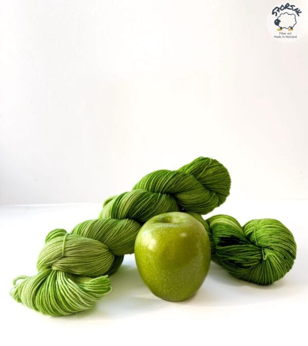 il_fullxfull.6699929448_byfr.jpg Semi solid superwash Merino garen. 'Granny Smith'.