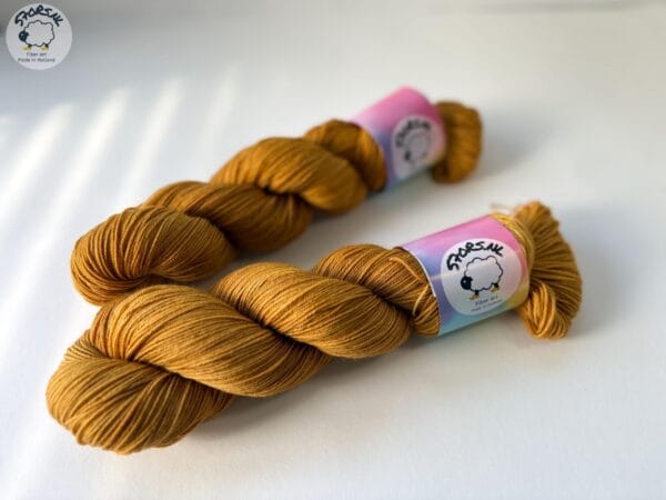il_fullxfull.6699975526_24yi.jpg Semi solid superwash Merino garen. Karamel