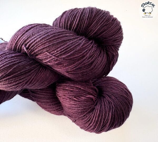 Semi solid superwash Merino garen. Aubergine'.