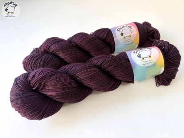 Semi solid superwash Merino garen. Aubergine'.