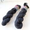 Semi-solid superwash Merinogaren 'Thunderstorm'.