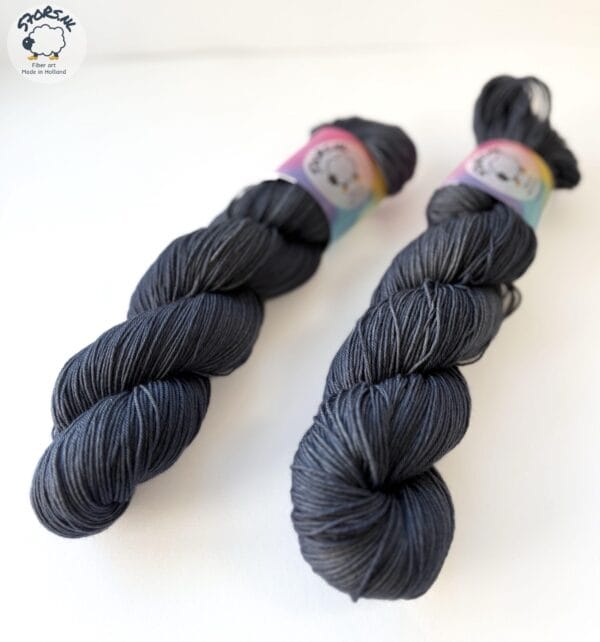 Semi-solid superwash Merinogaren 'Thunderstorm'.