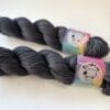 Semi-solid superwash Merinogaren 'Thunderstorm'.