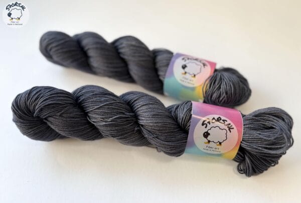 Semi-solid superwash Merinogaren 'Thunderstorm'.