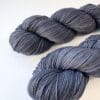 Semi-solid superwash Merinogaren 'Thunderstorm'.