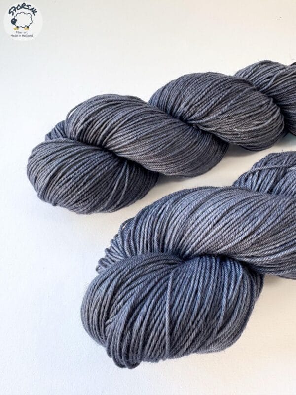 Semi-solid superwash Merinogaren 'Thunderstorm'.