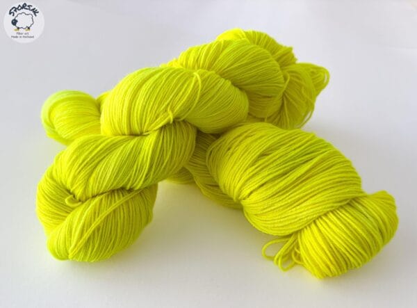 il_fullxfull.6715839268_nlhu.jpg Handgeverfd superwash Merino-nylongaren 'Neon Geel'