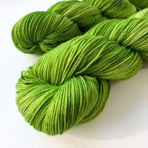 Semi solid superwash Merino garen. 'Granny Smith'.